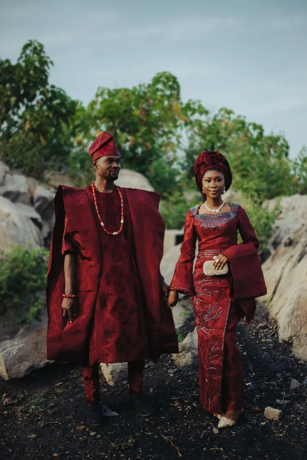 Couple en tenue traditionnelle bordeaux assortie