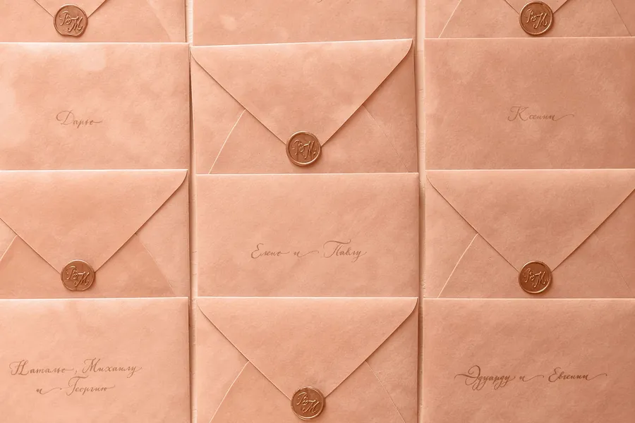 Enveloppes calligraphiées scellées à la cire